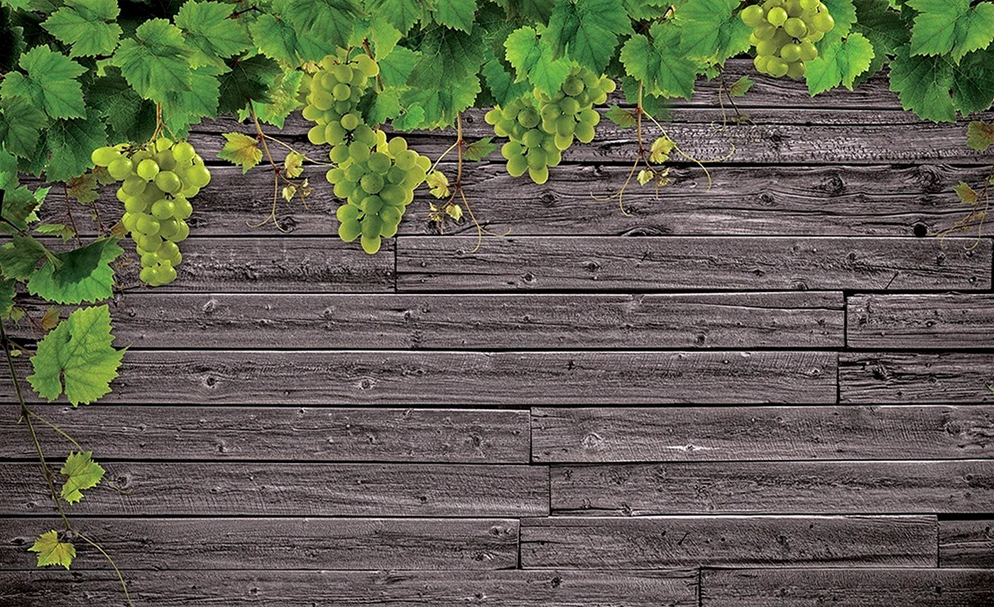 Виноград на деревянном фоне