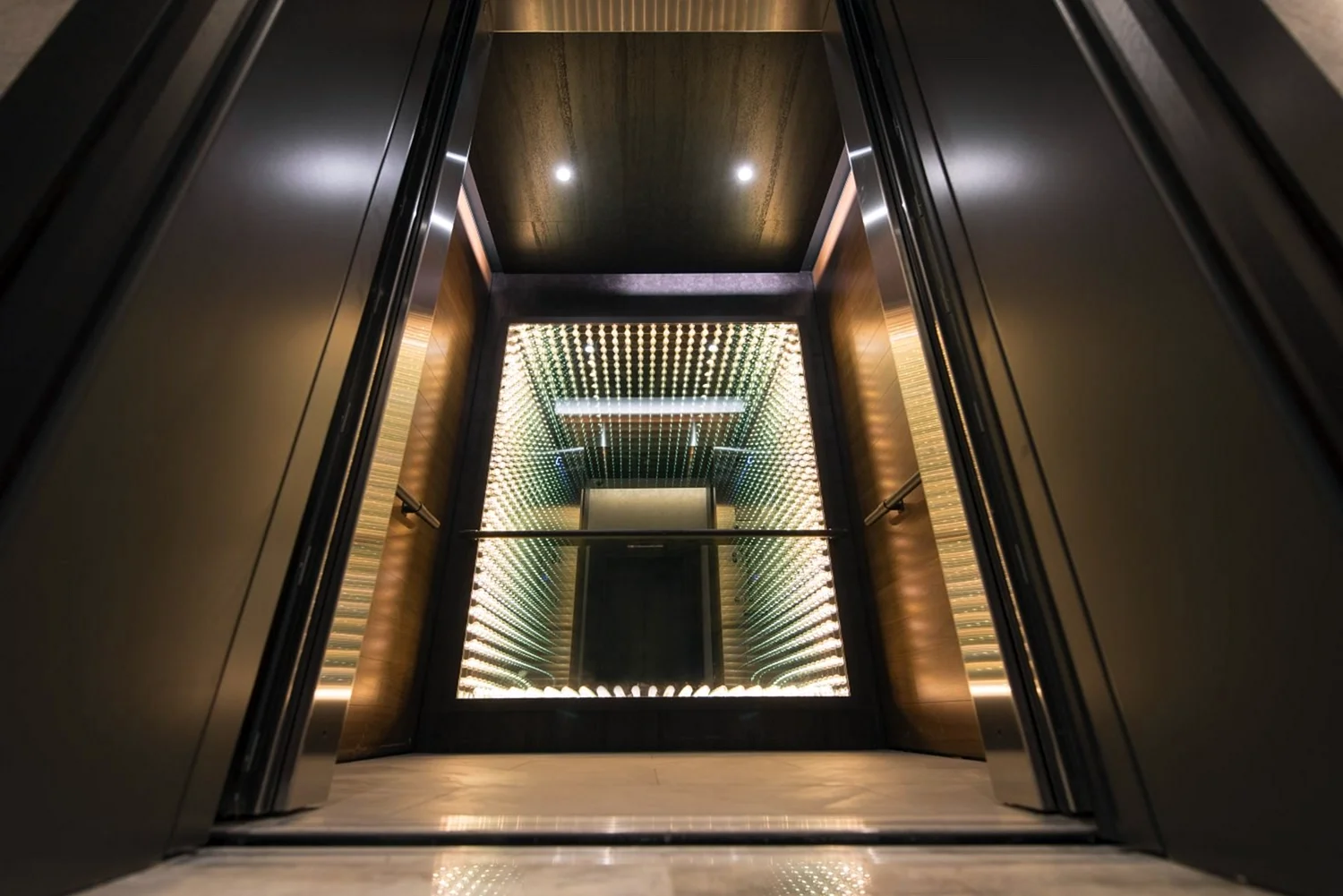 Внутри Шахты лифта Отис