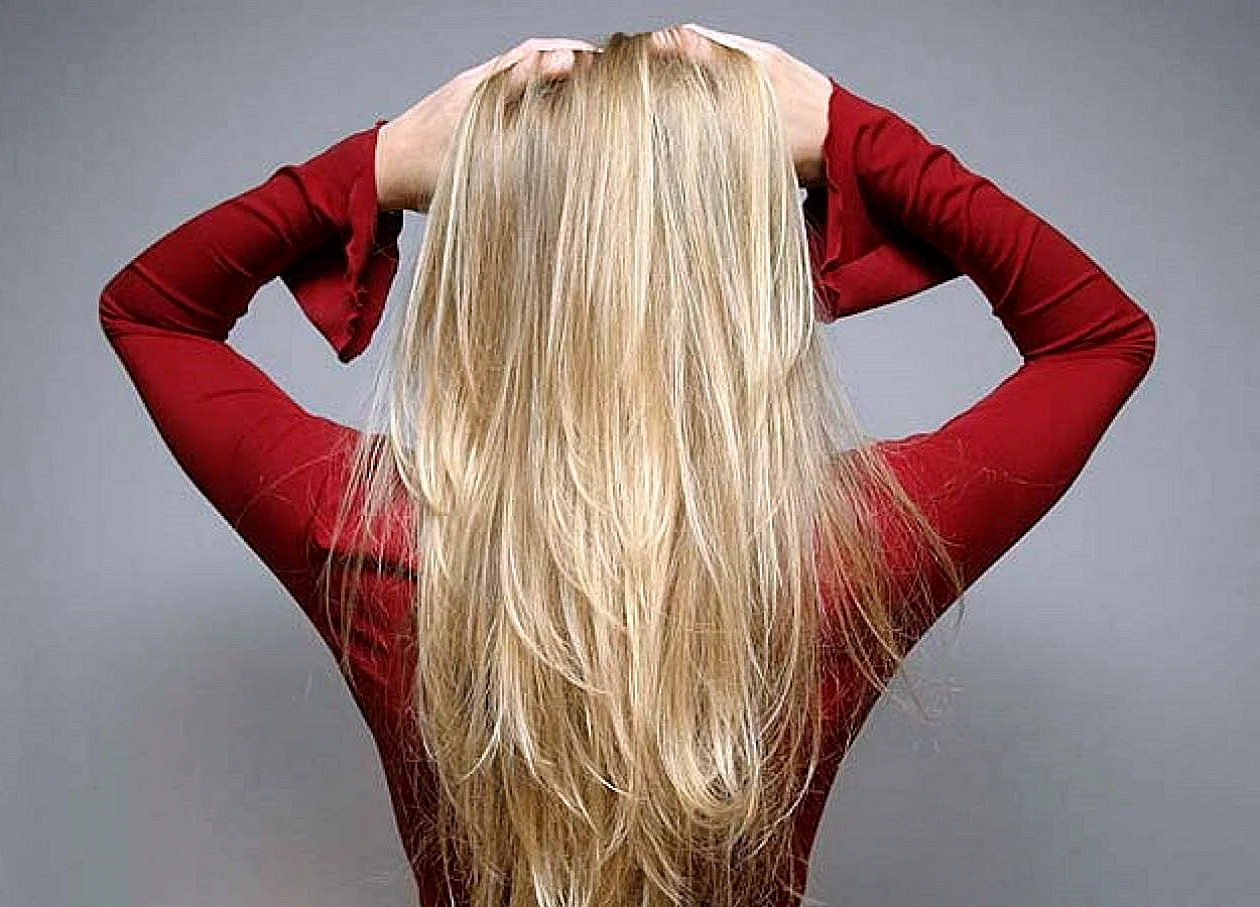 Волосы блондинки со спины