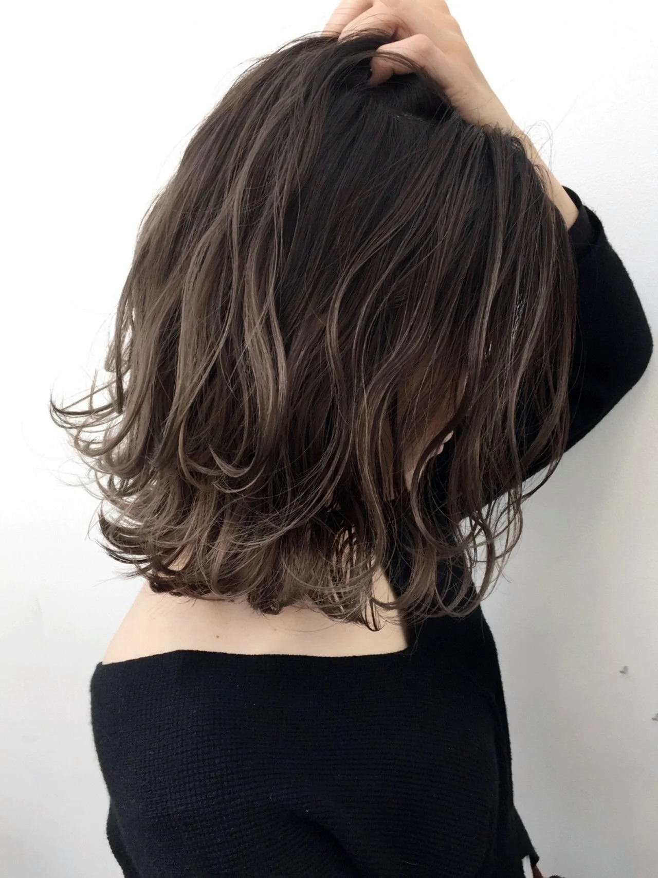 Волосы до плеч со спины