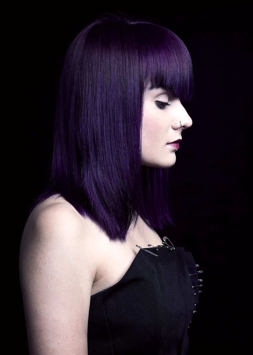 Волосы под каре тёмно-фиолетовые