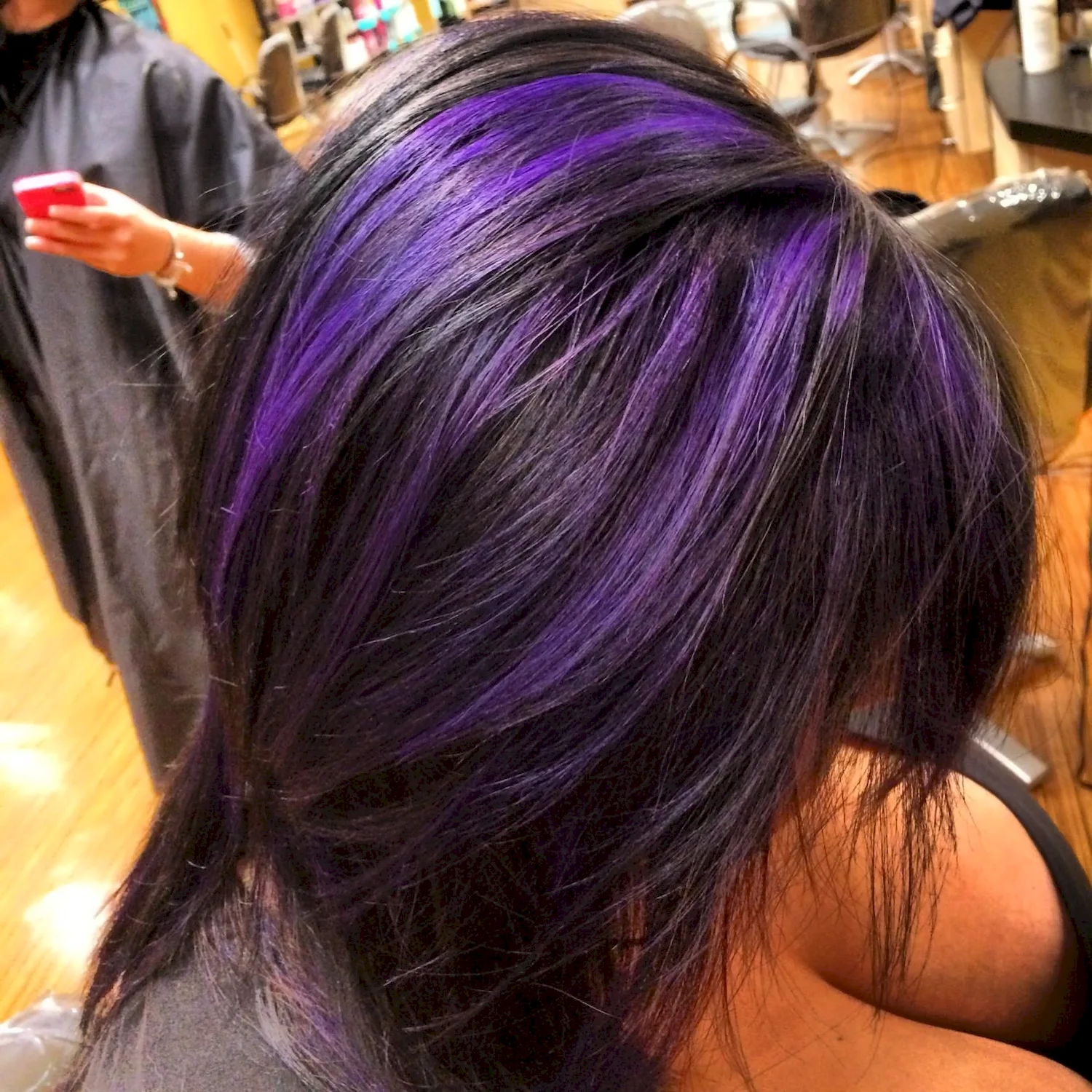 Волосы с фиолетовыми прядями