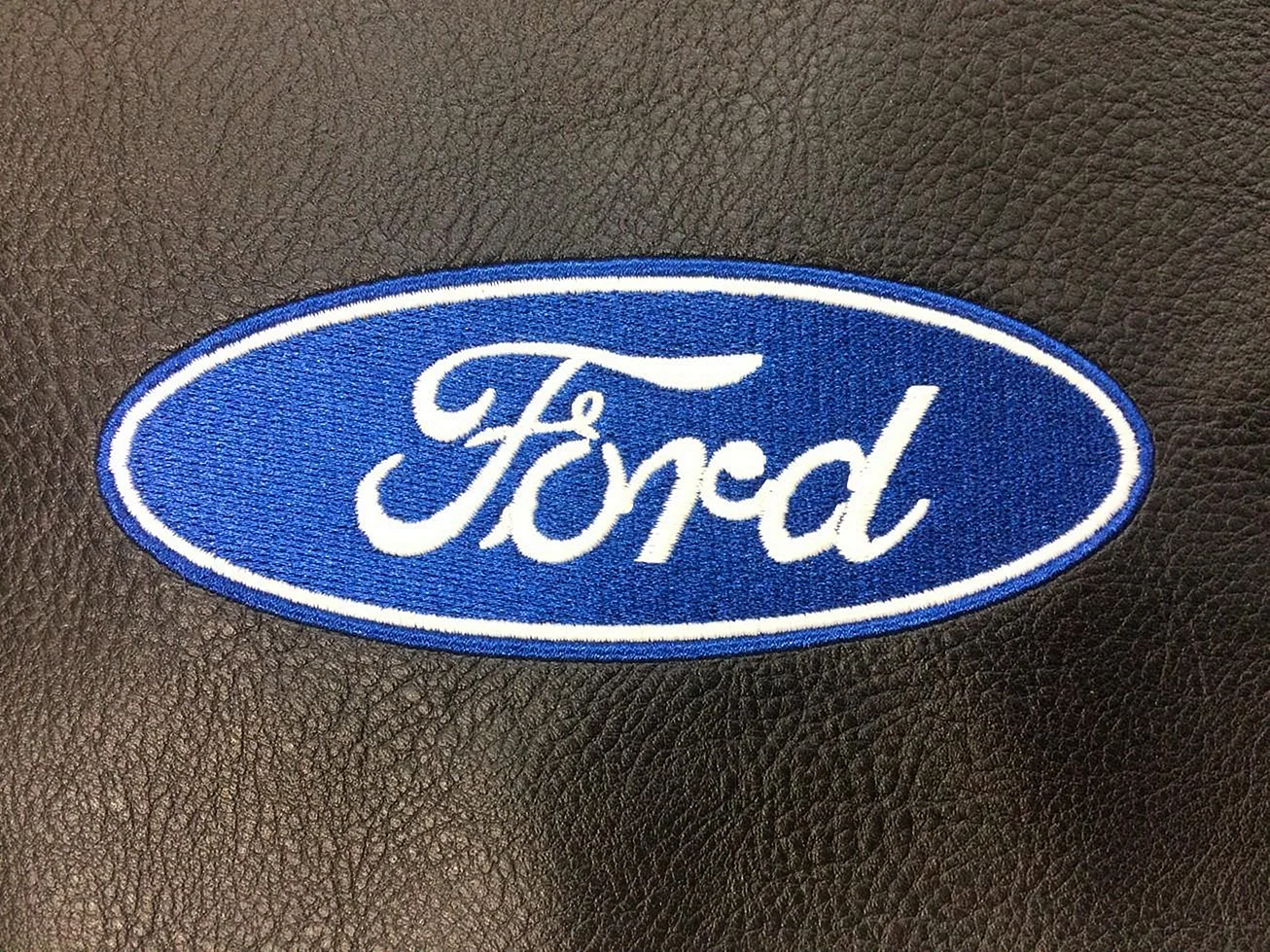 Вышивка логотипа на автомобильных чехлах