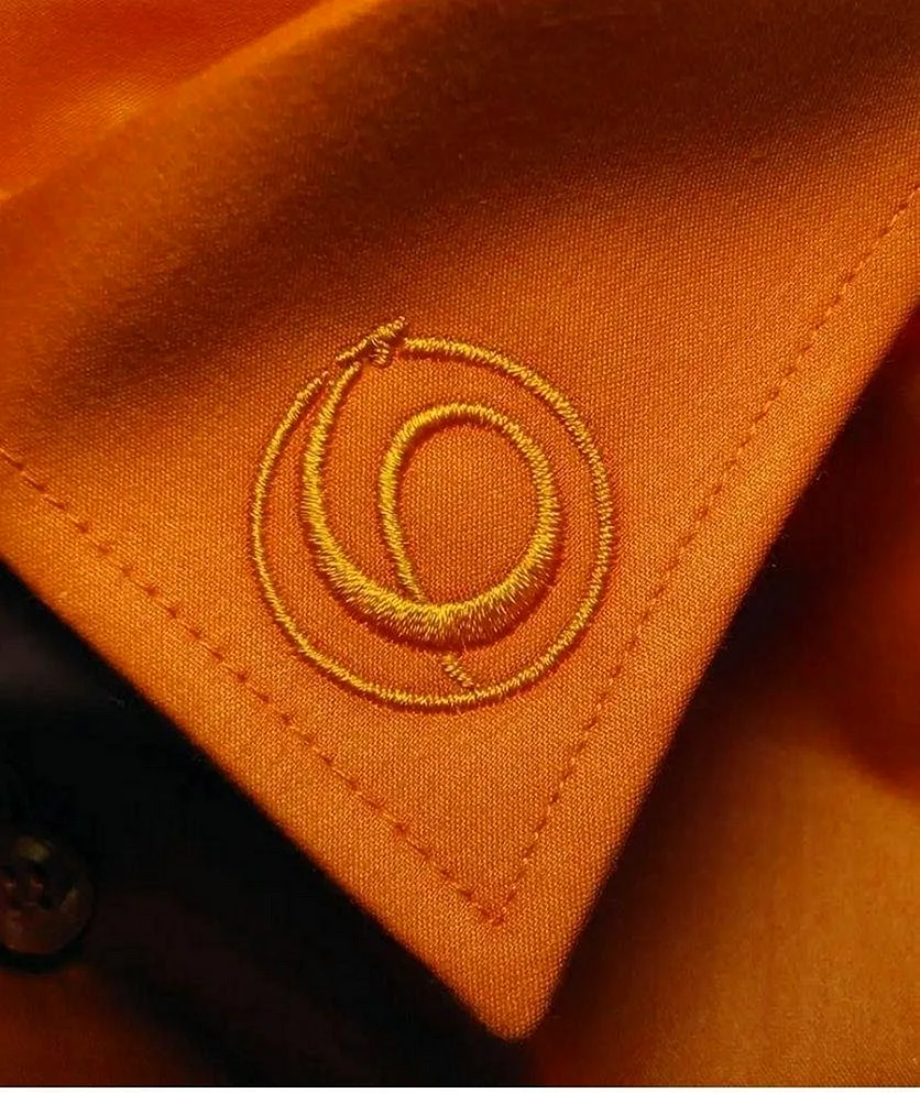 Вышивка логотипа на одежде
