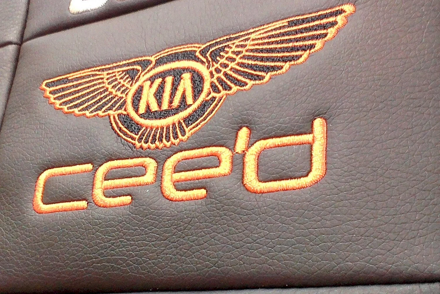 Вышивка логотипа в салоне авто Cadillac