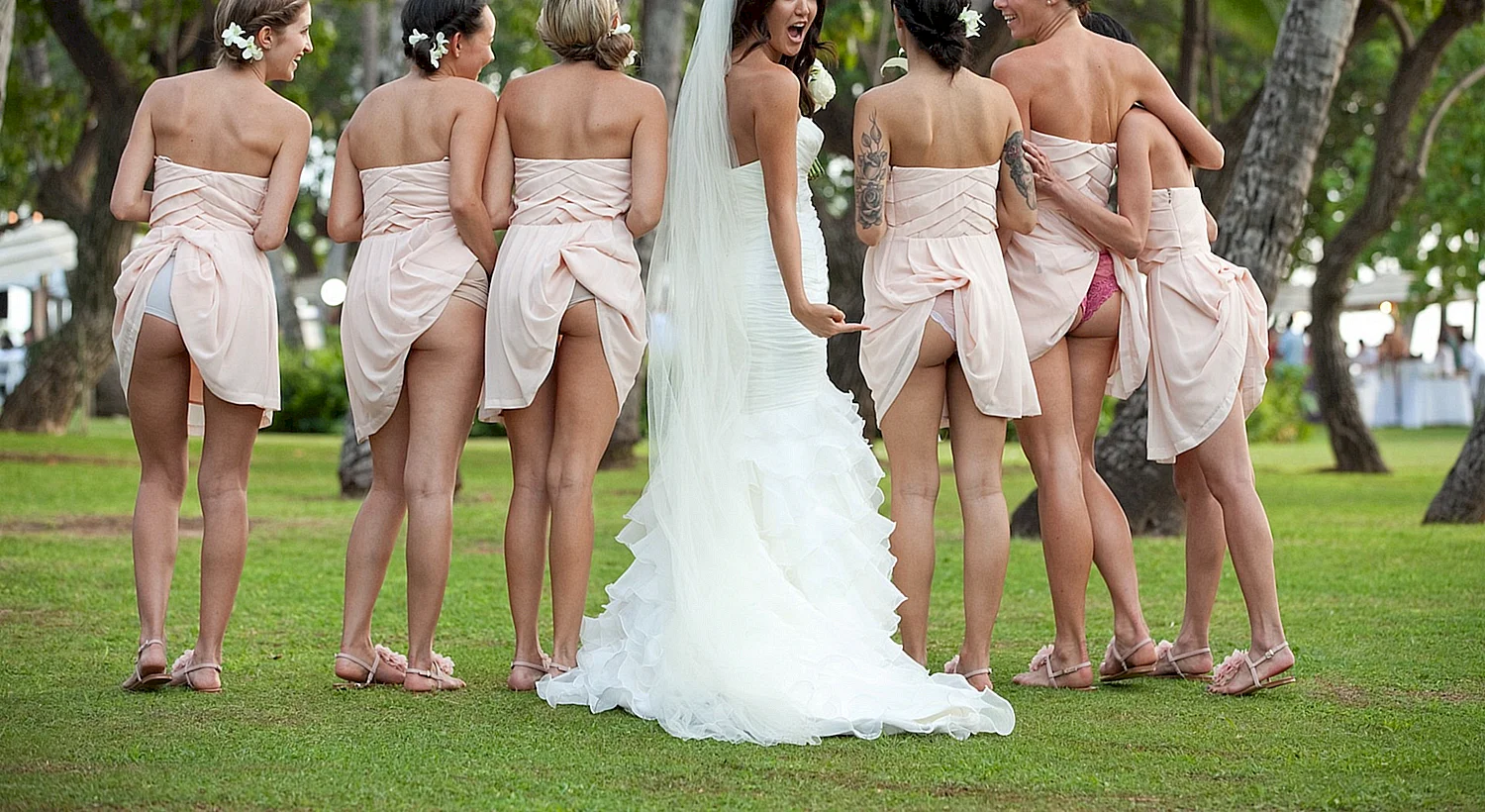 Задранные платья подружек невесты