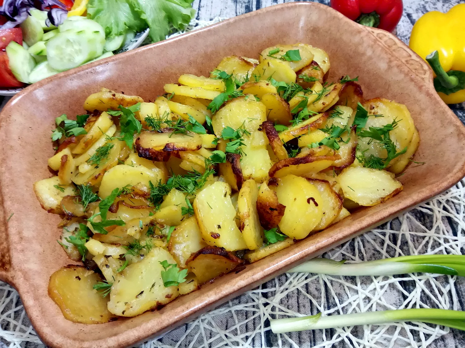 Запеченная картошка с салатом
