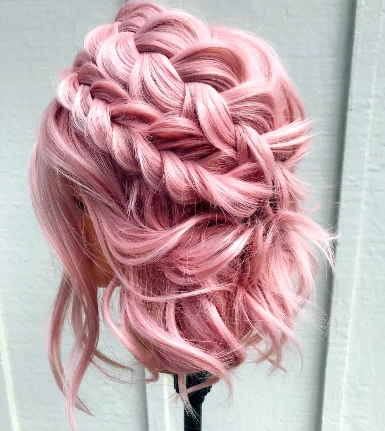 Заплетенные розовые волосы
