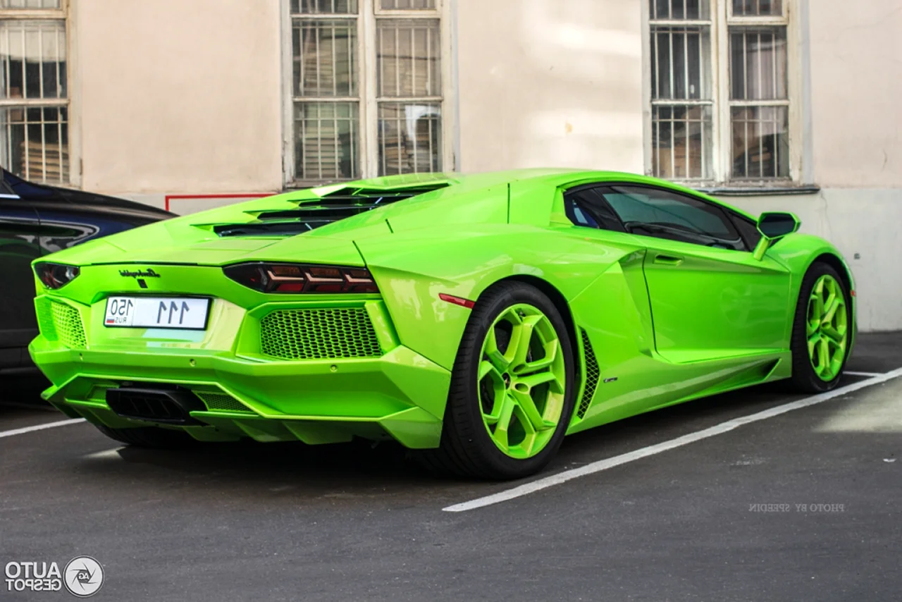 Зеленая Lamborghini Aventador LP 700