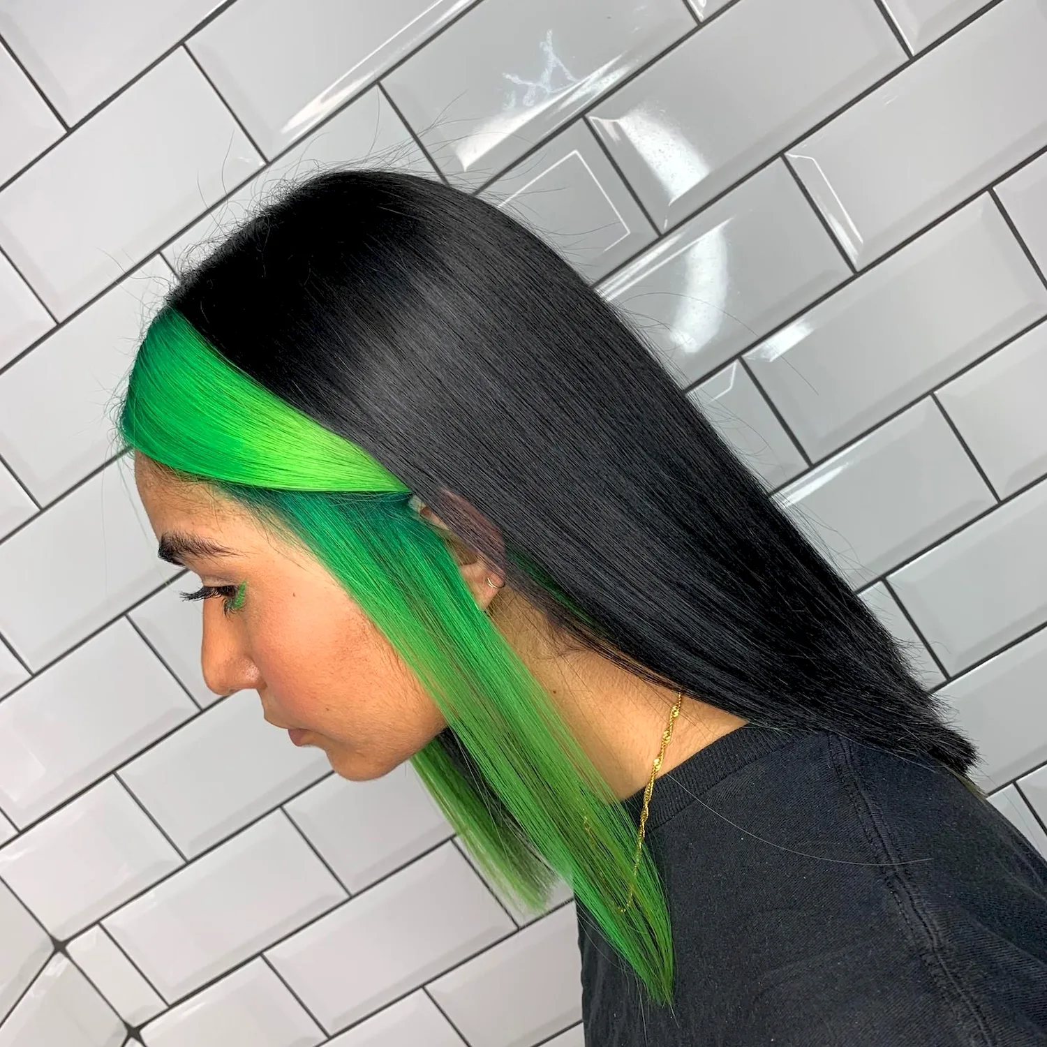 Зелёная прядь в волосах