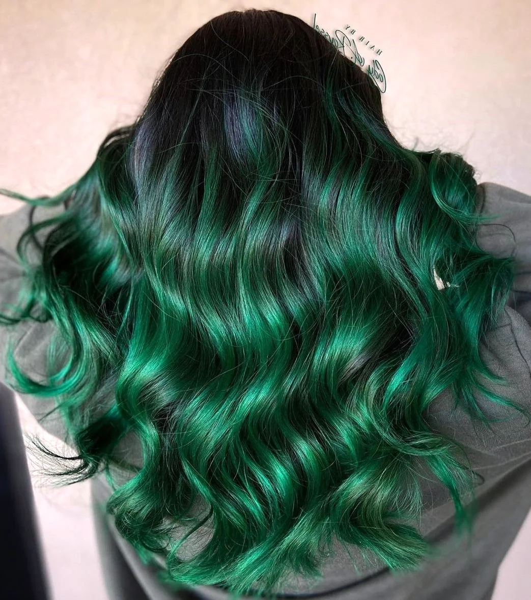 Зеленые мелированные волосы