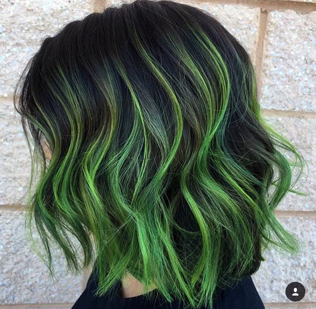 Зелёные пряди на тёмных волосах