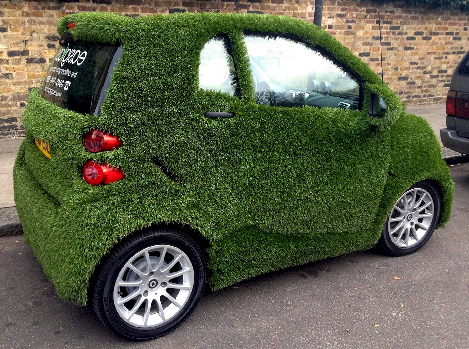 Зеленый автомобиль