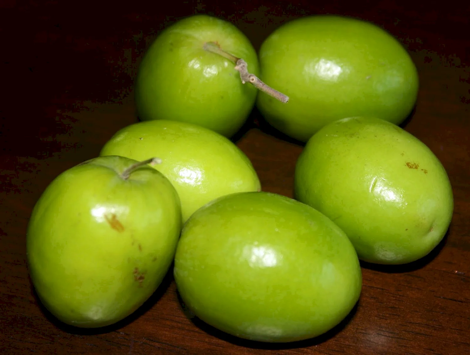 Зелёный фрукт похожий на яблоко