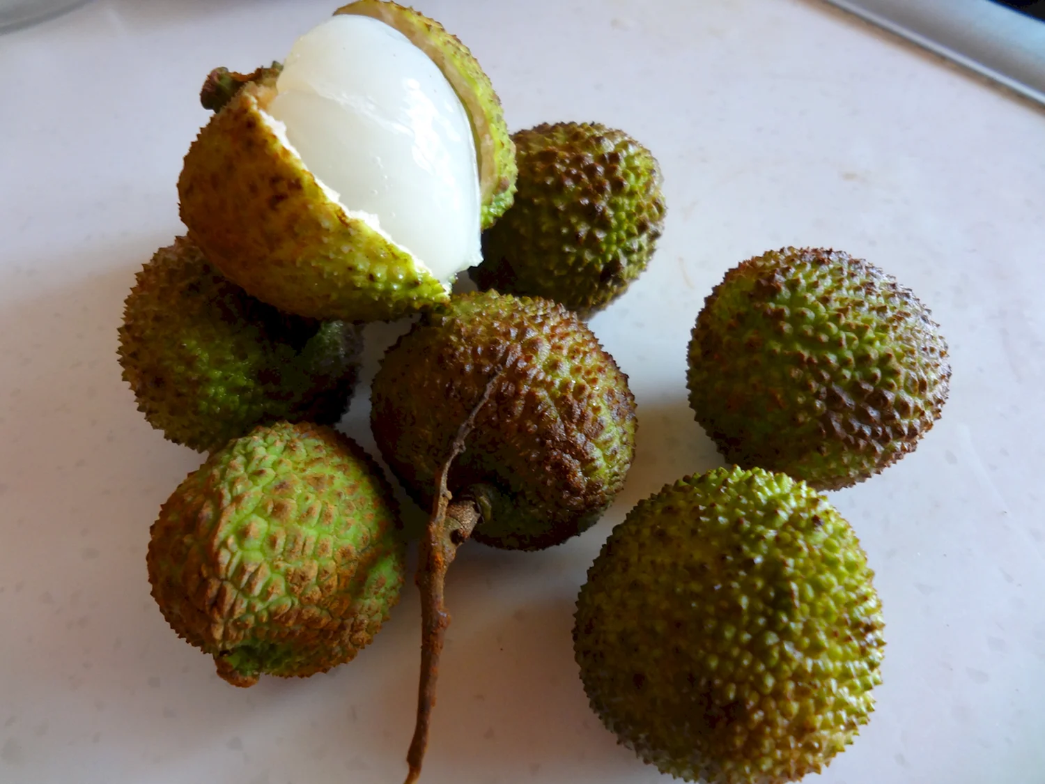 Зеленый пупырчатый тропический фрукт