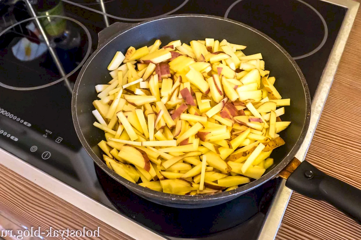 Жареная картошка в сковородке