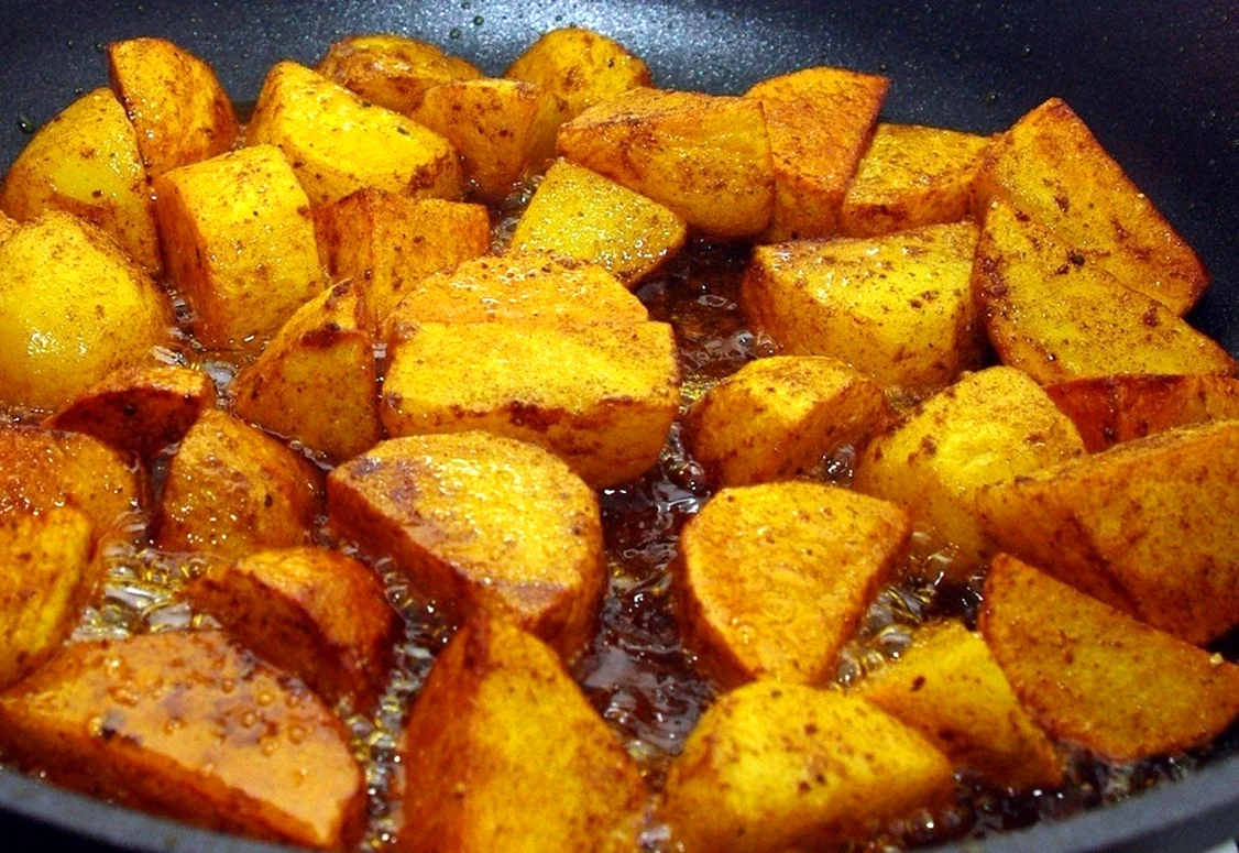 Жареный картофель на сковороде