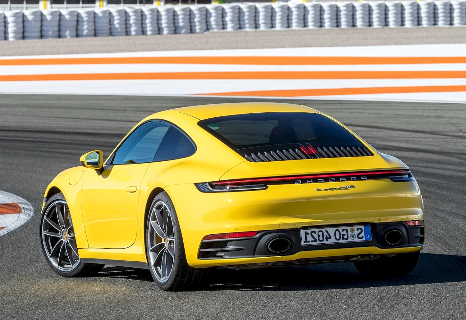 Желтая 911 Porsche Carrera 4s