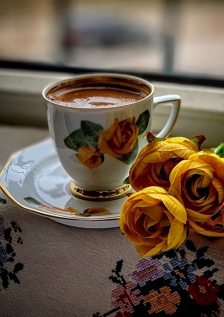 Желтые розы и кофе
