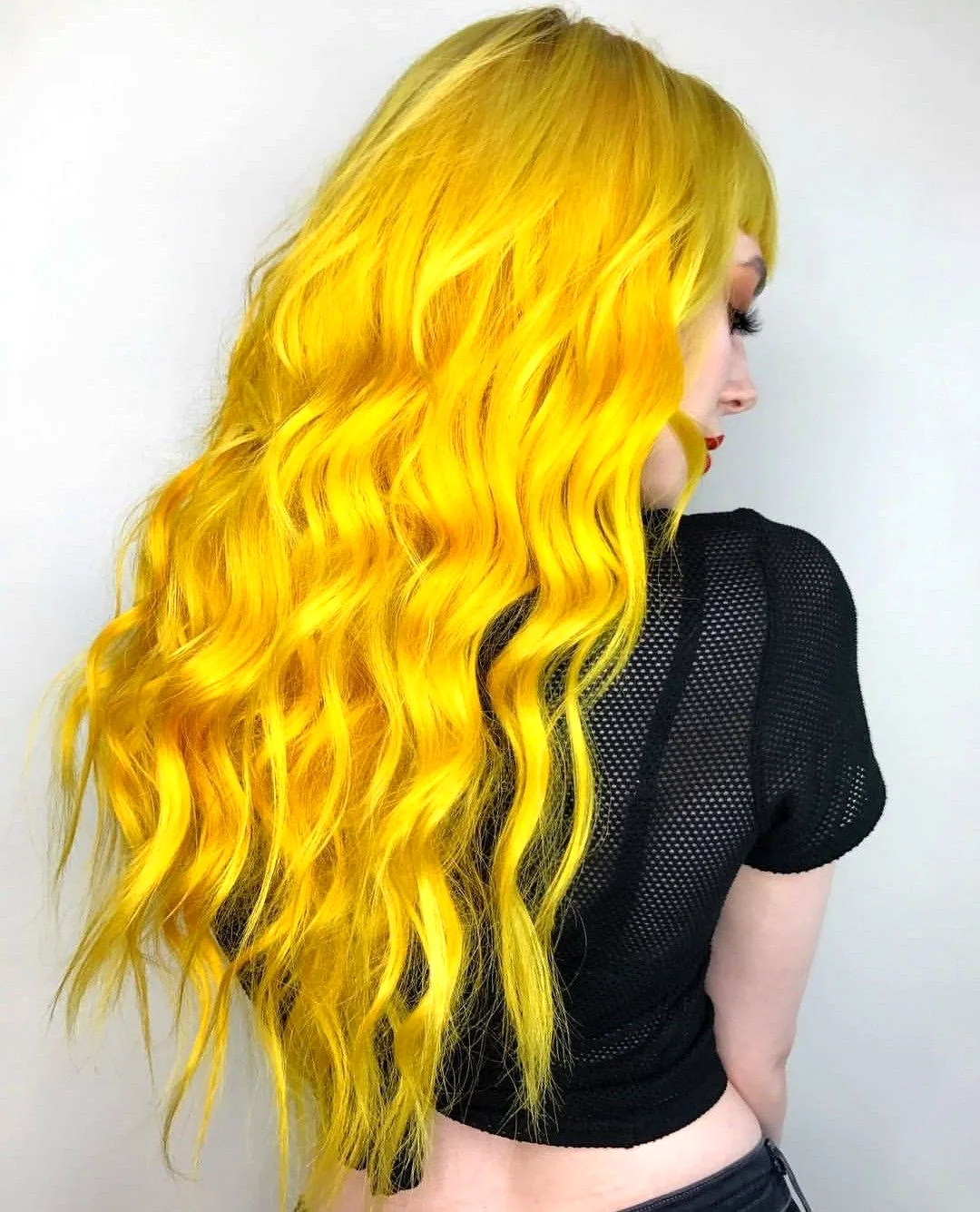 Желтые волосы. Красивые желтые волосы. Девушка с желтыми волосами. Ярко жёлтое окрашивание волос.