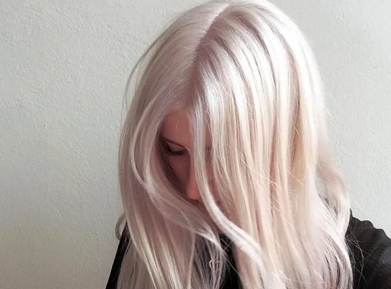 Жемчужно белый цвет волос