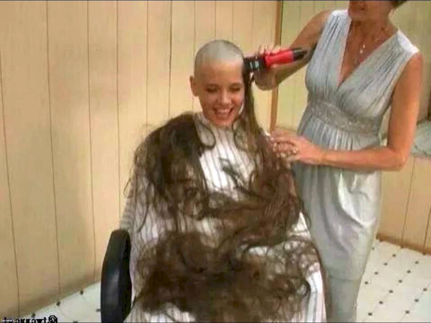 Женщина бреет голову