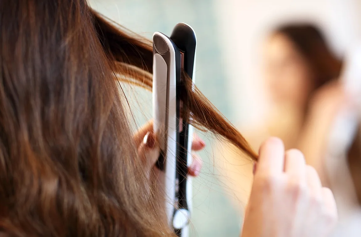 Женщина гладит свои волосы