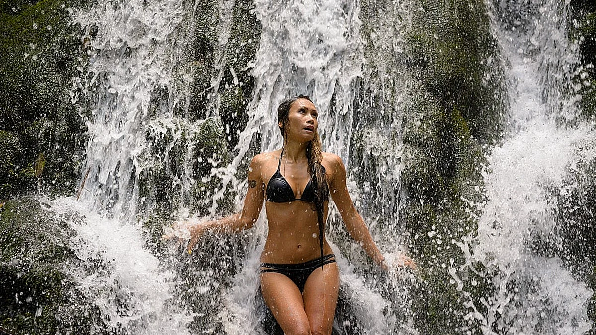 Женщина под водопадом