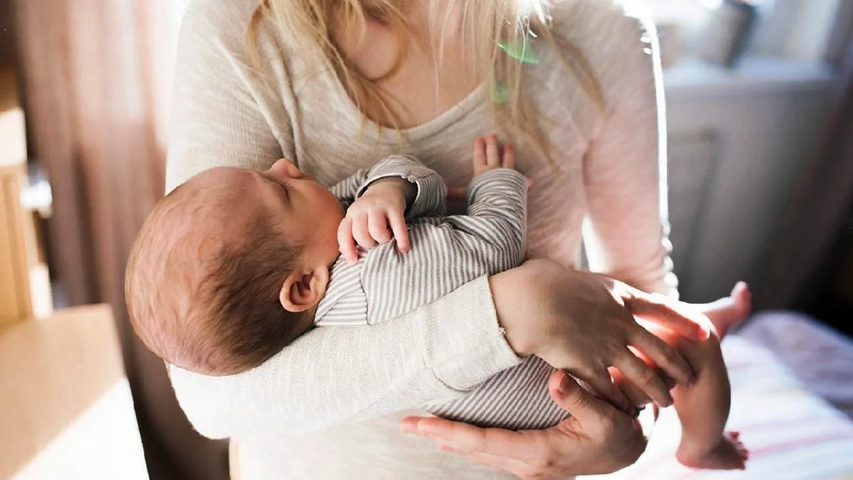 Женщина с малышом на руках