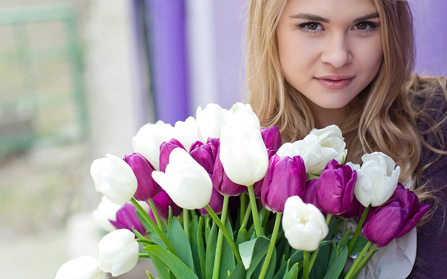 Женщина с тюльпанами