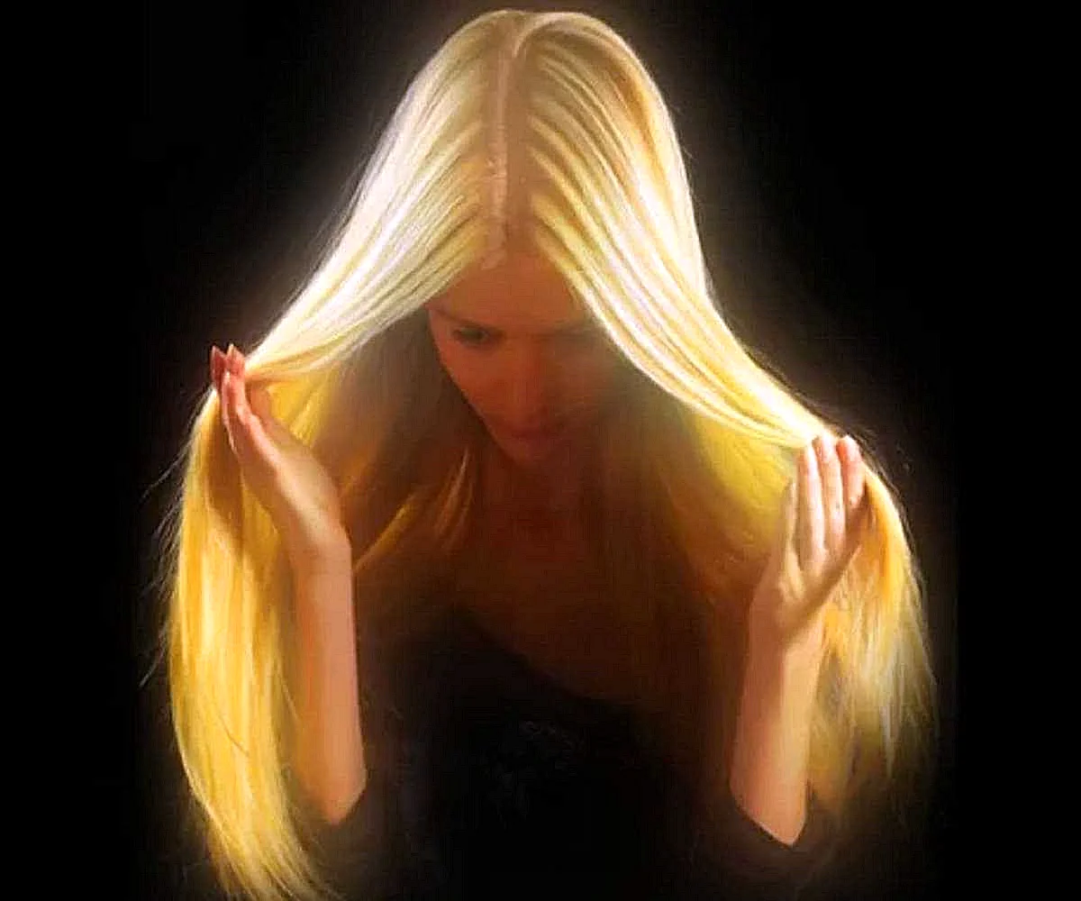 Женщина с золотыми волосами