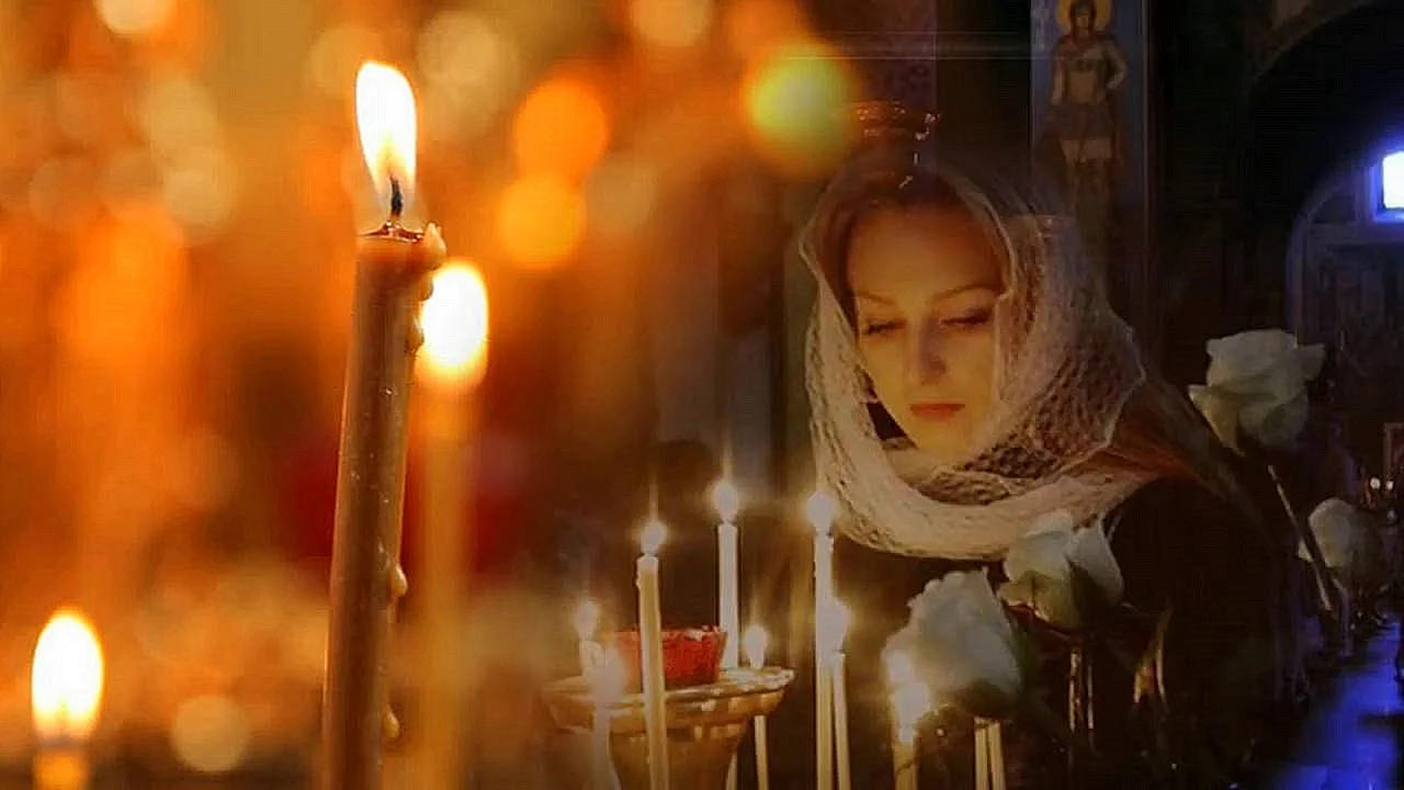 Женщина со свечой в храме