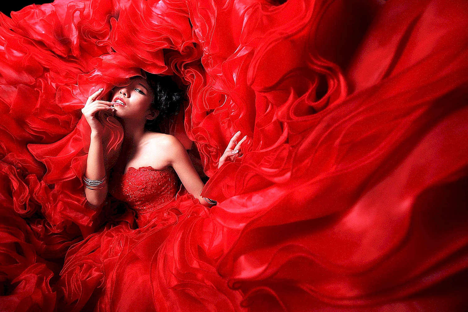 Женщина в Красном платье
