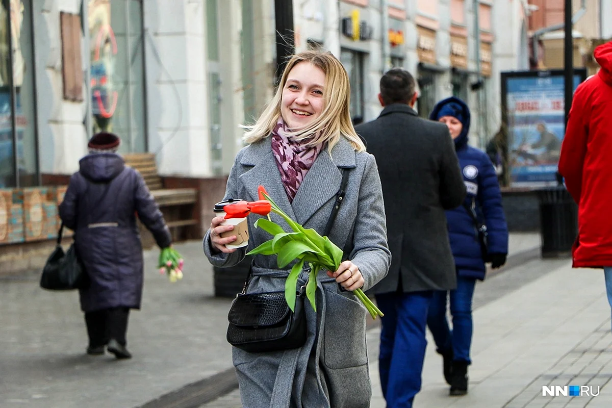 Женщина в марте на улице