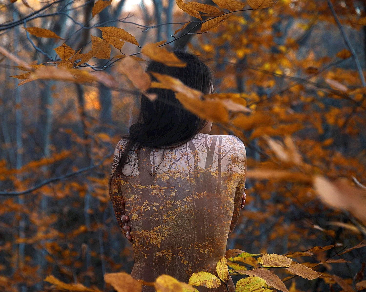 Женщина в осеннем лесу
