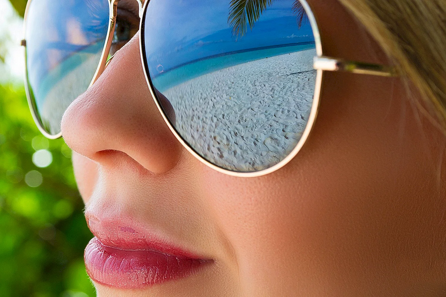 Женщина в солнечных очках
