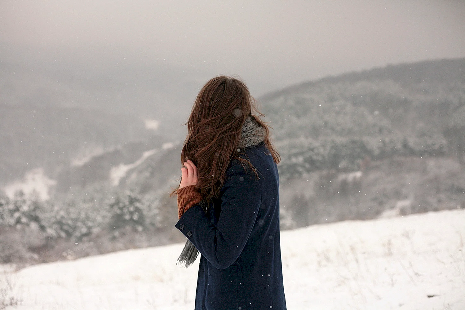 Женщина зимой со спины