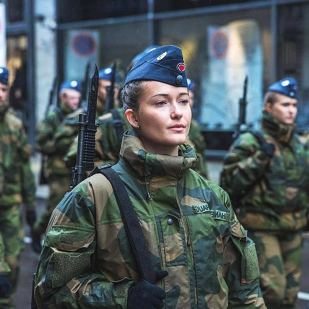 Женщины военные