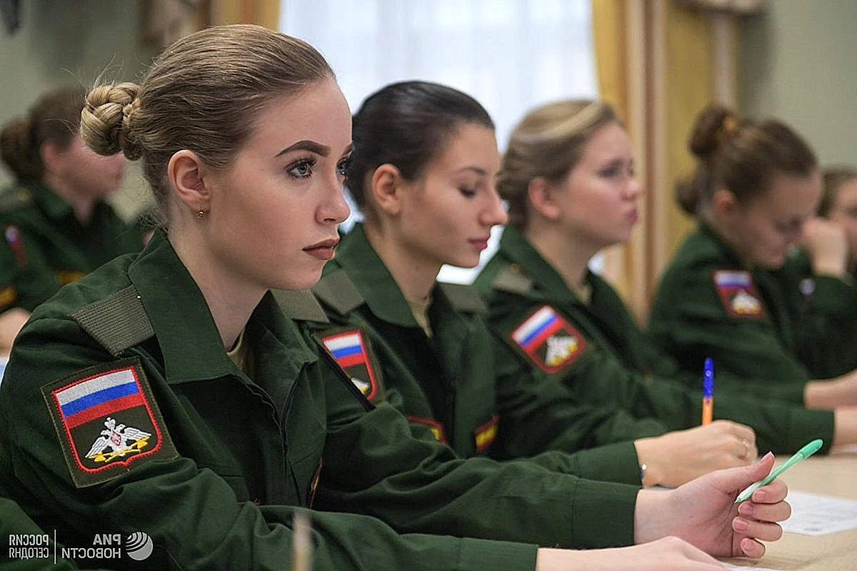 Женщины военные в России