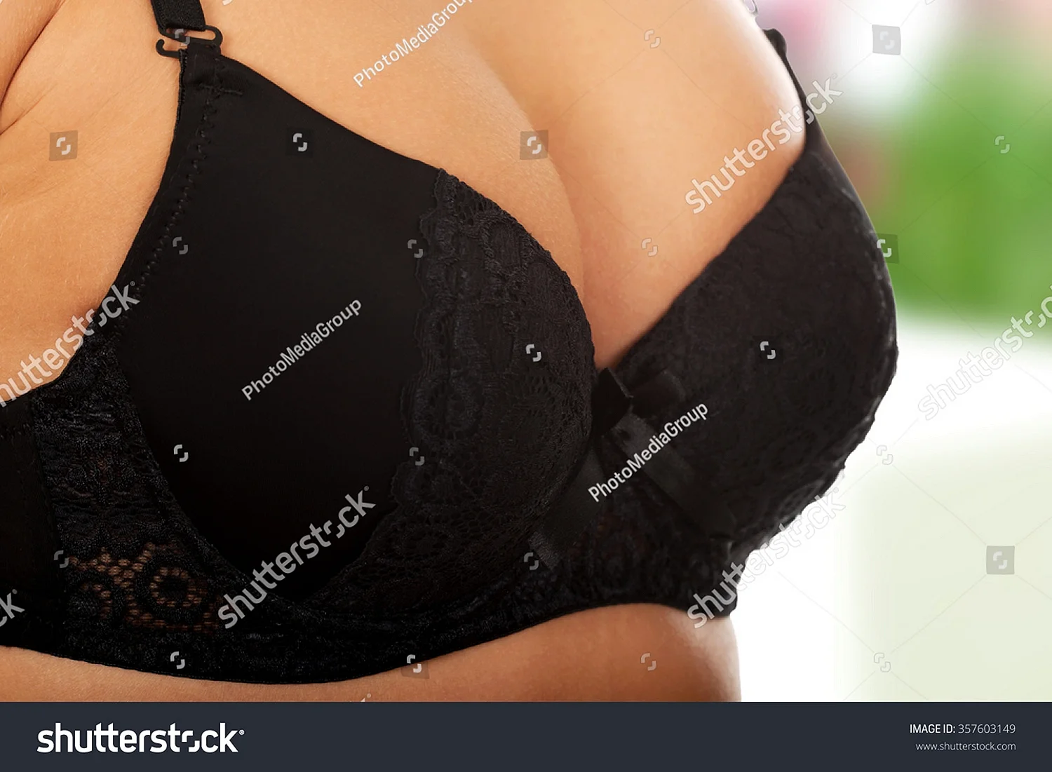 Женская грудь в черном лифчике