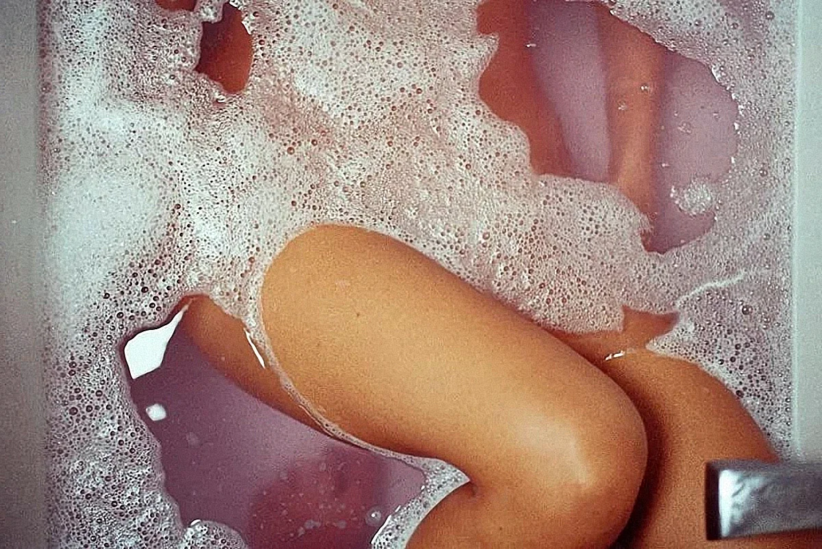Женское тело в ванной