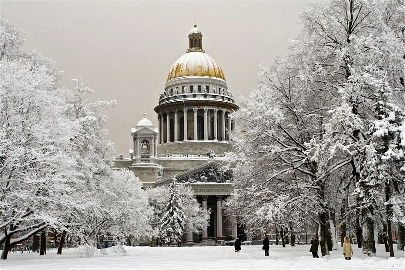 Зимний Исаакиевский собор в Санкт-Петербурге