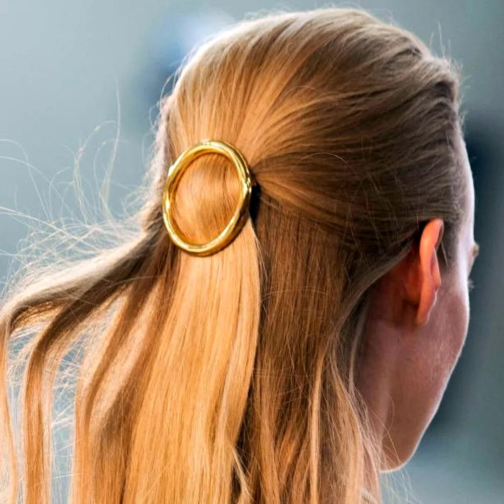 Золотая заколка для волос на девушке