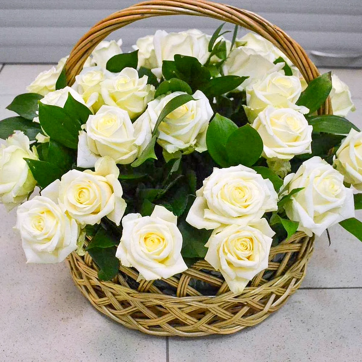 25 Белых роз Аваланш