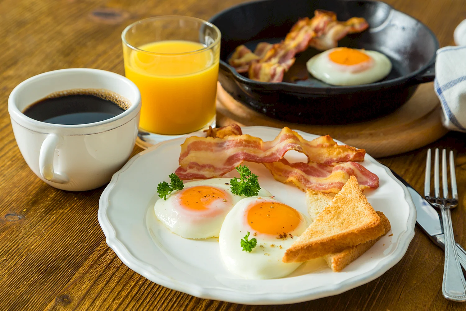 Американский завтрак яичница с беконом
