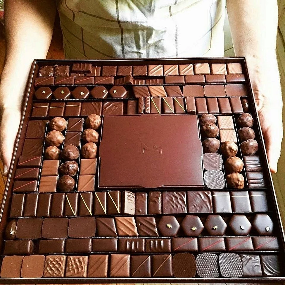 Большая плитка шоколада