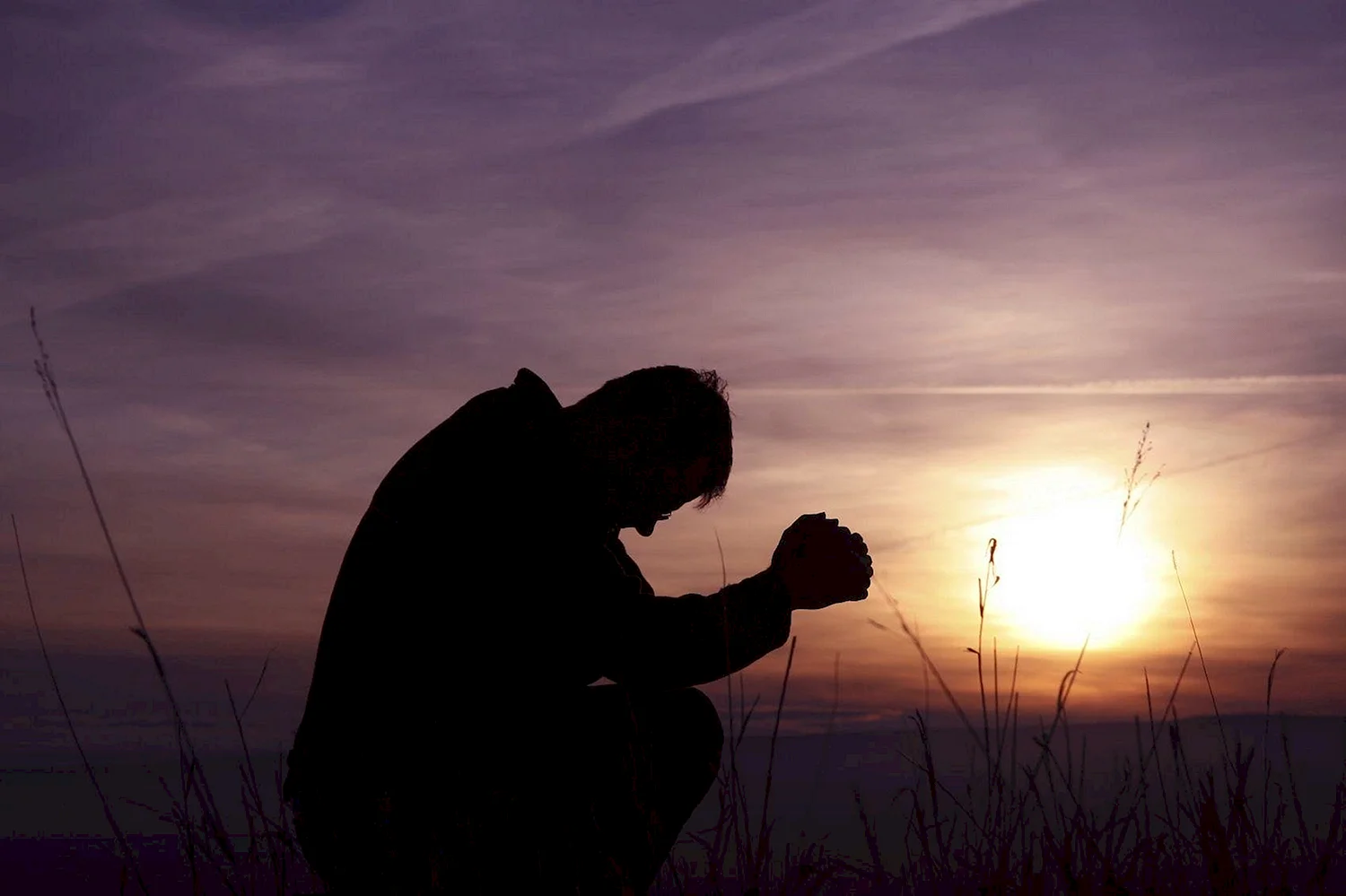 Человек молится Богу