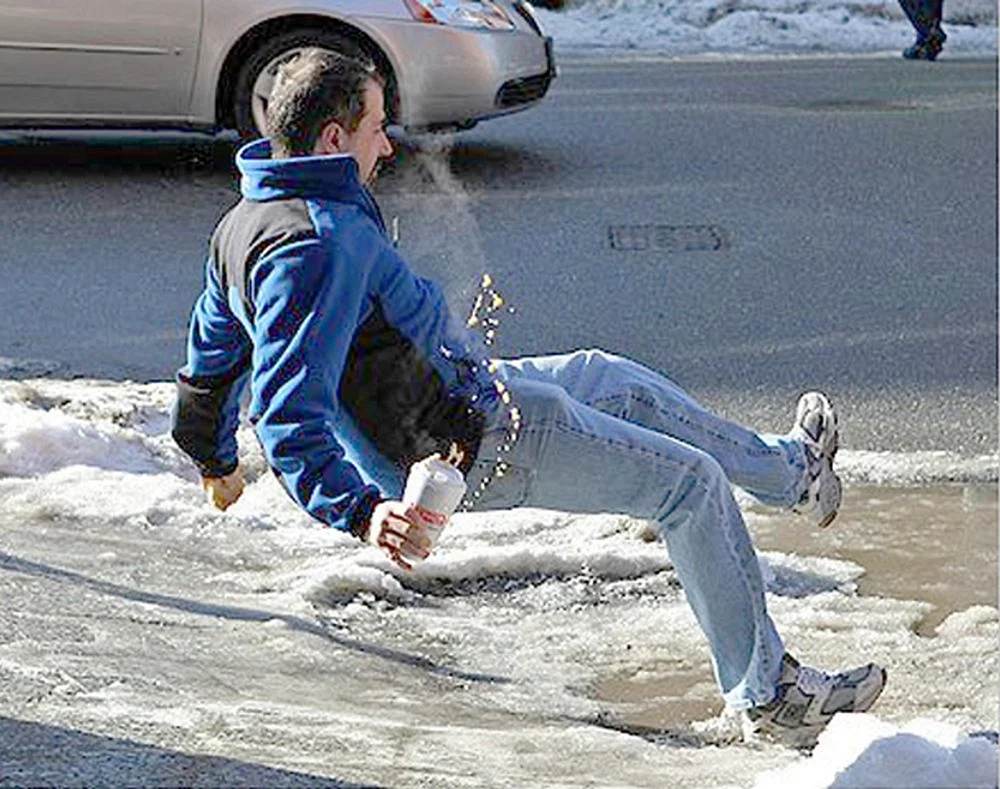 Человек падает на льду