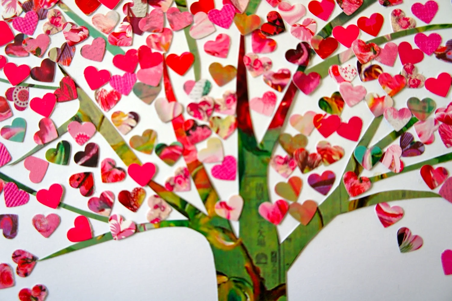 Дерево с сердечками из бумаги
