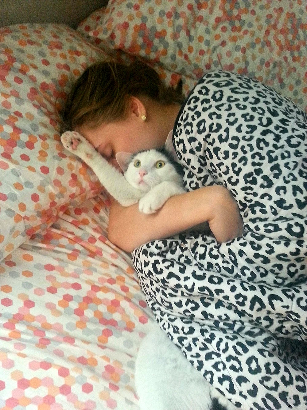 Девочка спит с котом
